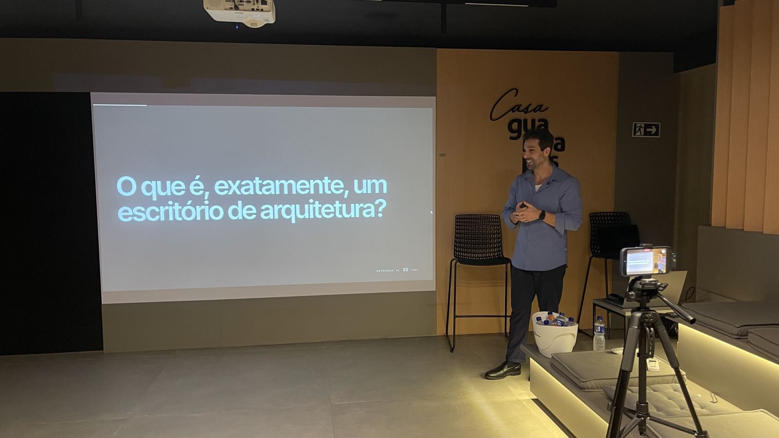Felipe Felamingo diante da projeção: o que é, exatamente, um escritório de arquitetura?