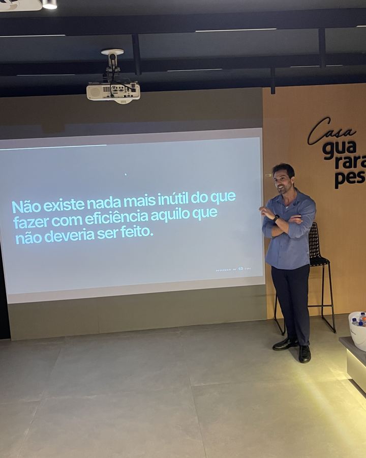 Felipe Felamingo ao lado da projeção de uma frase sobre eficiência